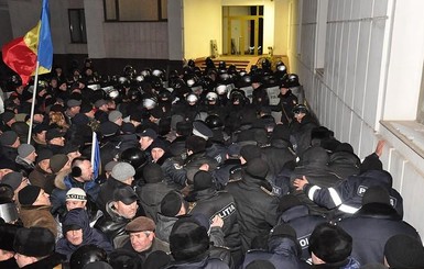 Протестующие покинули здание парламента Молдовы, есть пострадавшие
