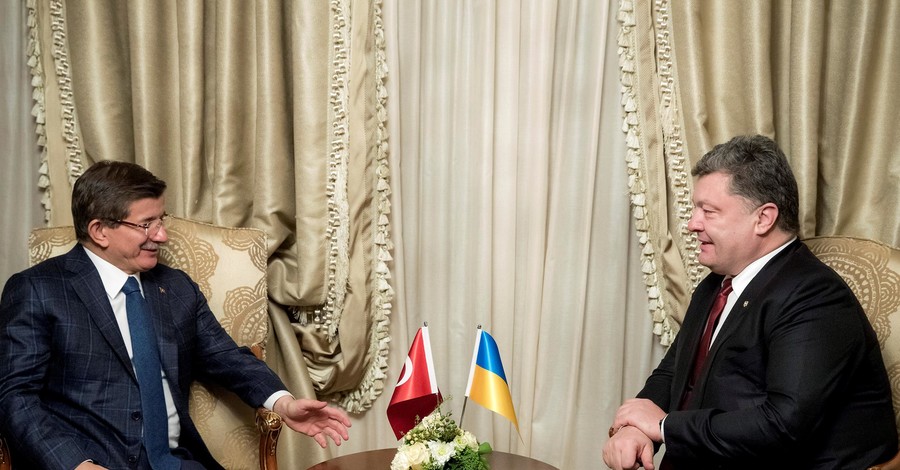 Порошенко и премьер Турции решили, что санкции России безосновательны