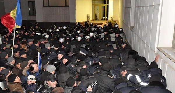 Участникам беспорядков у парламента Молдавы грозит до восьми лет