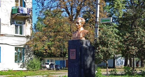 Декоммунизация продолжается: в Краматорске снесли памятник Островскому