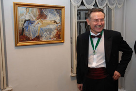 Директору Киевского русского музея вручили обнаженную блондинку 