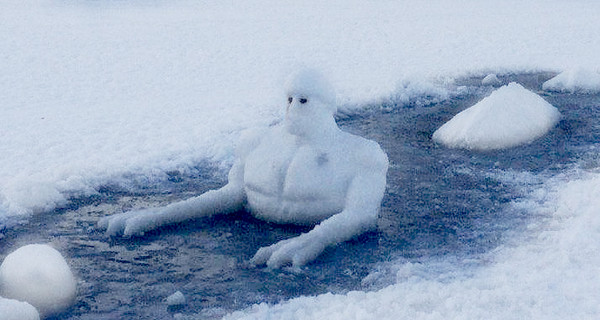 В Киеве снежный человек застыл в реке