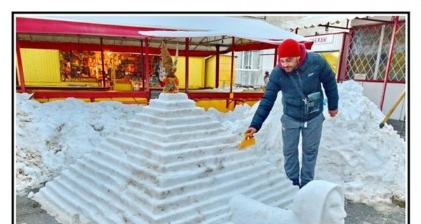 В Одессе на рынке поднимают продажи, мастеря снежные фигуры 