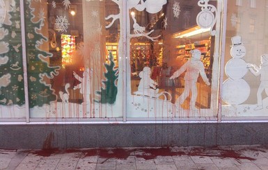 В центре Львова облили красной краской магазин Roshen