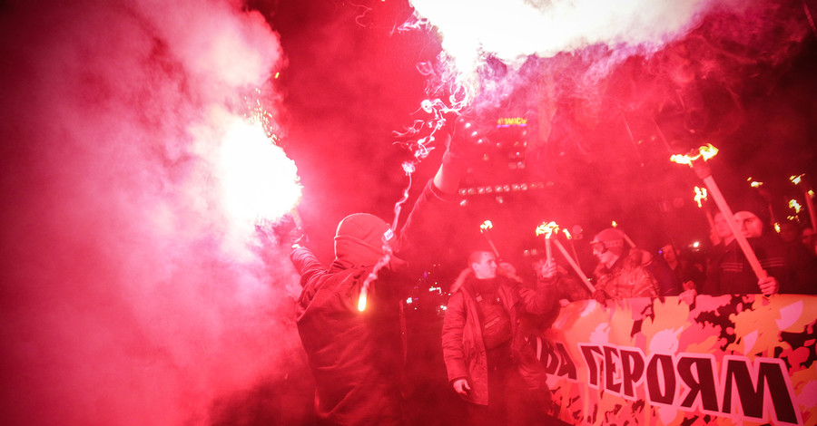 В Киеве провели факельное шествие в честь Героев Крут