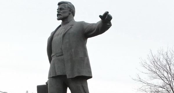Памятник Петровскому в Днепропетровске уже продают?