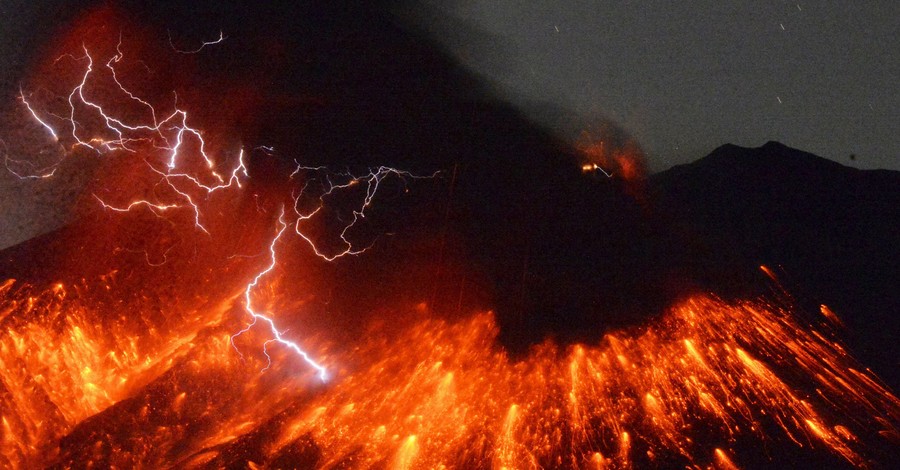 Японский вулкан Сакурадзима взорвался двухкилометровым столбом лавы