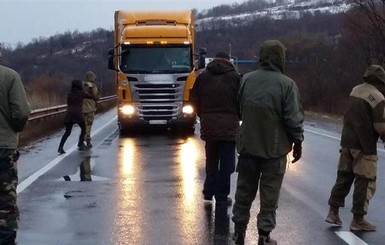 На Закарпатье активисты блокируют российские грузовики