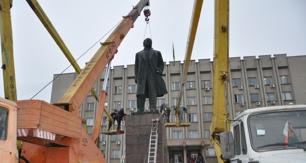 В Измаиле повалили самого большого Ленина Одещины 