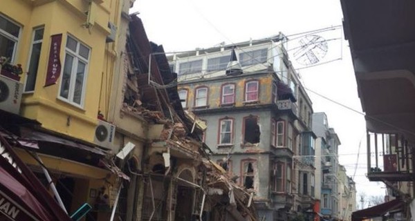 В Стамбуле обрушилось пятиэтажное здание 