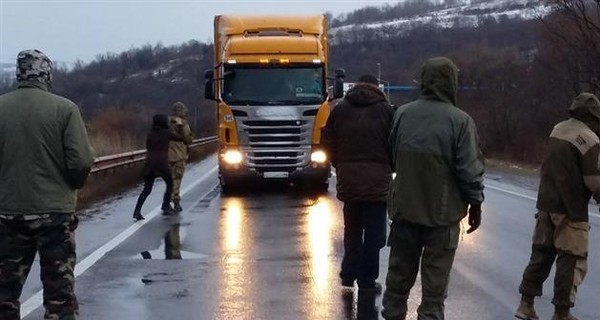 На Закарпатье фуры с номерами РФ пытались прорваться через блокпост – активисты