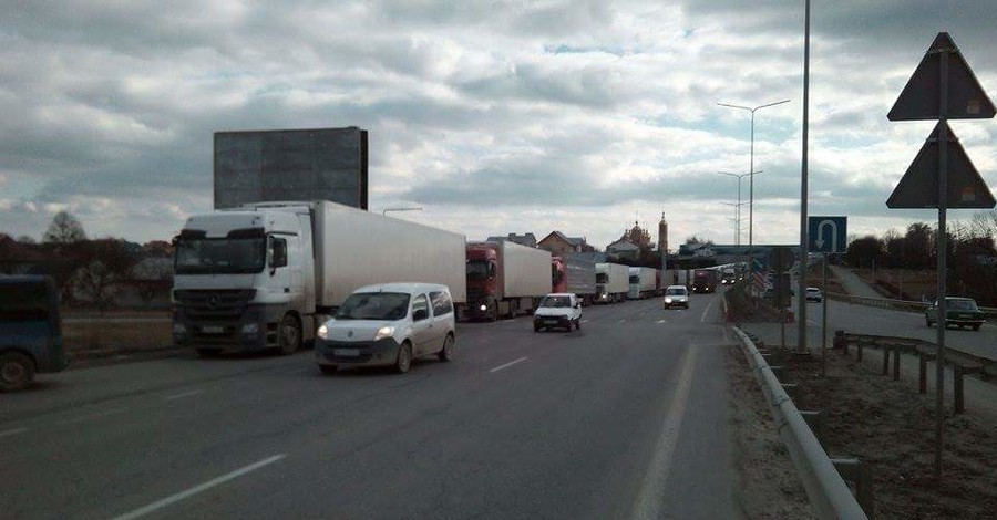 Львовские активисты перекрыли проезд 30 грузовикам с номерами РФ