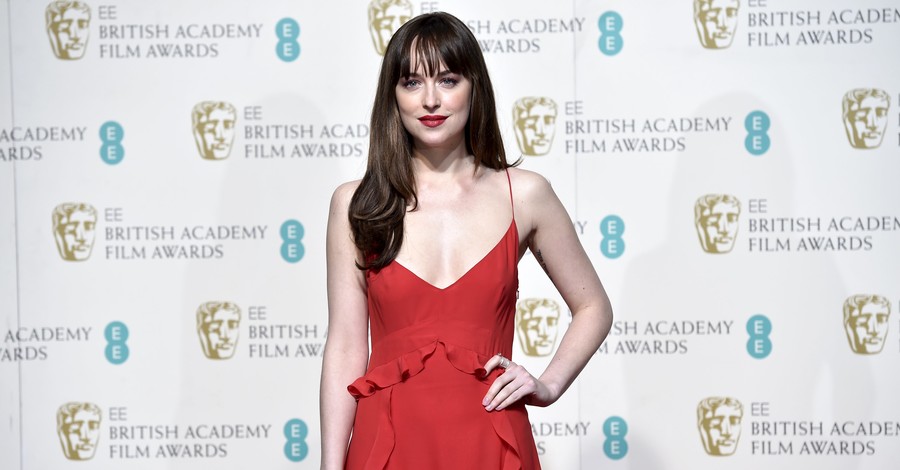 Самые глубокие декольте актрис на красной дорожке BAFTA-2016