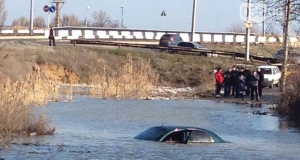 На днепропетровской дороге затонувшую машину спасали даже водолазы
