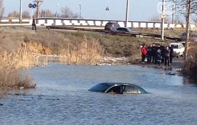 На днепропетровской дороге затонувшую машину спасали даже водолазы