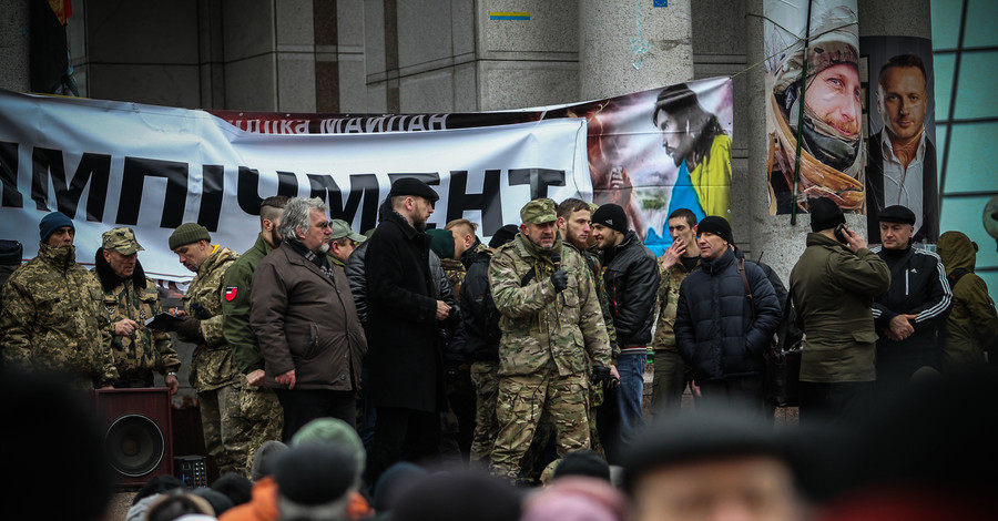 Майдан онлайн: три требования к власти и мирные молебны 