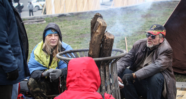 На Майдане установили около 10 палаток, у импровизированной сцены горят урны