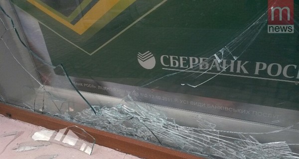 В Мариуполе неизвестные выбили окна и двери у 