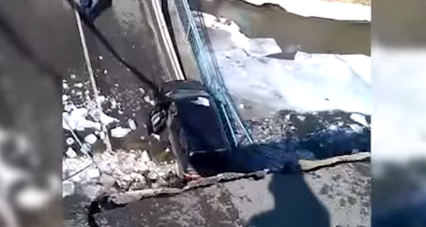 В России рухнул автомобильный мост