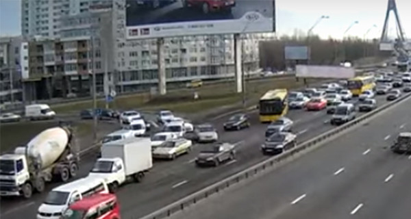 Движение на Московскому мосту в Киеве парализовано из-за аварии