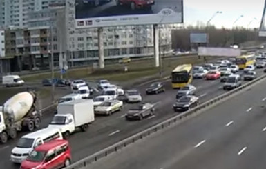 Движение на Московскому мосту в Киеве парализовано из-за аварии