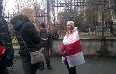 На суд к Парфенкову, задержанному за погромы в Киеве, пришли с флагами белорусской оппозиции