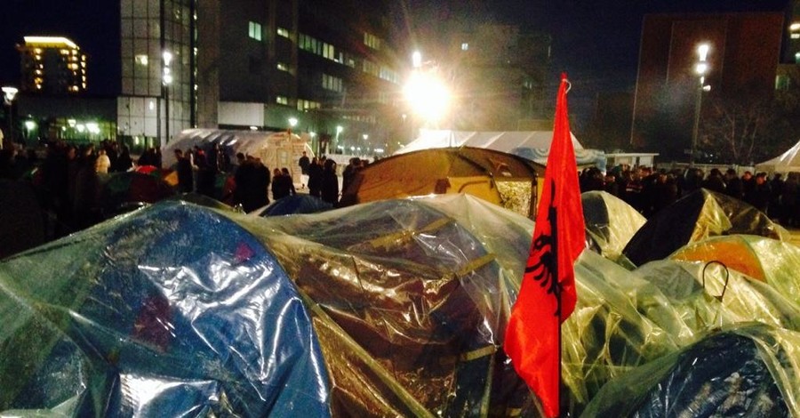 Оппозиция Косово установила палатки под зданием правительства