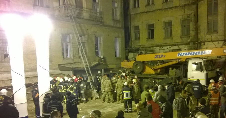 К разбору завала рухнувшего дома в Киеве привлекли военных