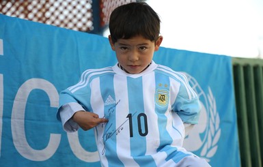 Месси передал две футболки пятилетнему фанату из Афганистана