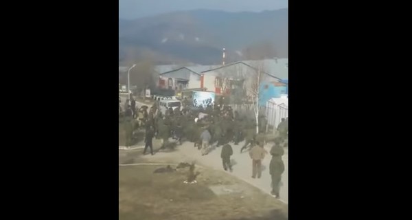 В сети появилось видео массовой драки в воинской части в Чечне