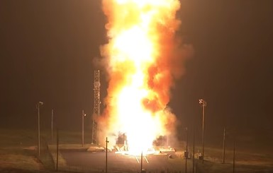 США повторно испытали баллистическую ракету