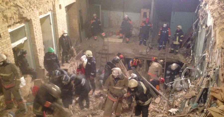Под завалами в Киеве нашли тела еще двоих погибших