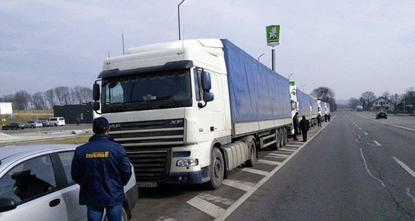 На Львовщине участники блокады задержали 10 российских грузовиков