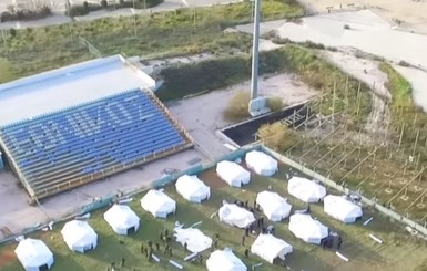 Олимпийский стадион в Греции стал домом для сотен беженцев