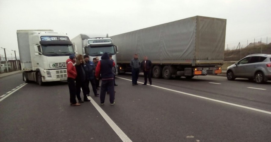 На Львовщине украинские водители заблокировали трасу в поддержку россиян