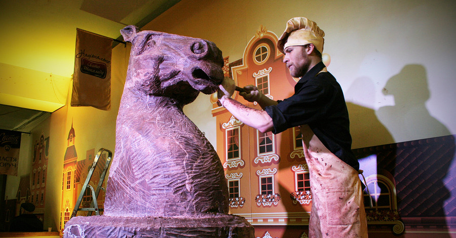 На Празднике шоколада во Львове сделали шахматного коня весом в тонну