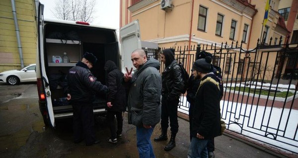 В  Санкт-Петербурге  консульство Украины забросали яйцами и файерами