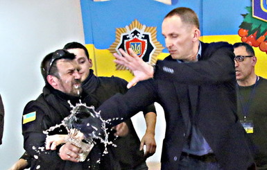 Начальника винницкой полиции облили водой активисты Автомайдана