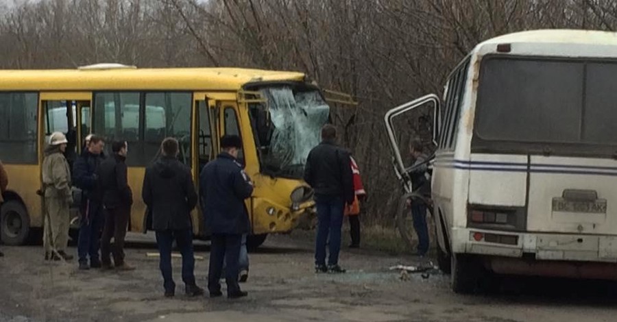 На Львовщине из-за ям на дороге столкнулись два автобуса?