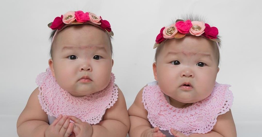 Милые близняшки из Сингапура стали звездами интернета