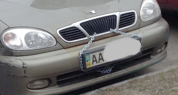 Народный способ защиты от воров в Киеве: капот автомобиля закрыли на цепь