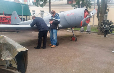В Ровно пьяный боец АТО забрался в музейный самолет и угрожал всех перестрелять