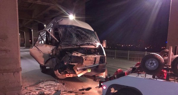 В Запорожье маршрутка на полном ходу врезалась в опору моста: 20 пострадавших