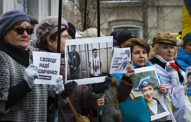 Усиленная охрана и стихи для Савченко: в Харькове пикет в поддержку летчицы