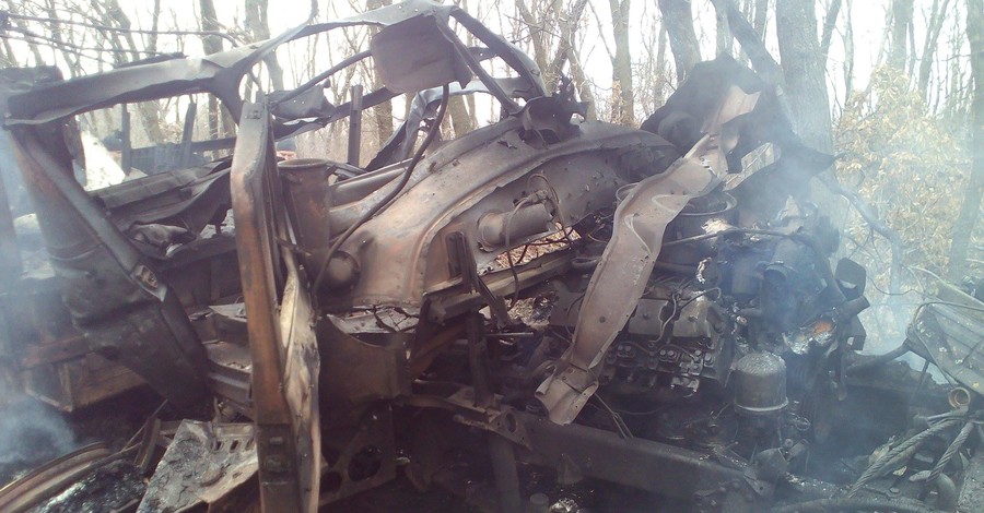 Волонтер: в Донбассе на фугасе подорвался грузовик с военными