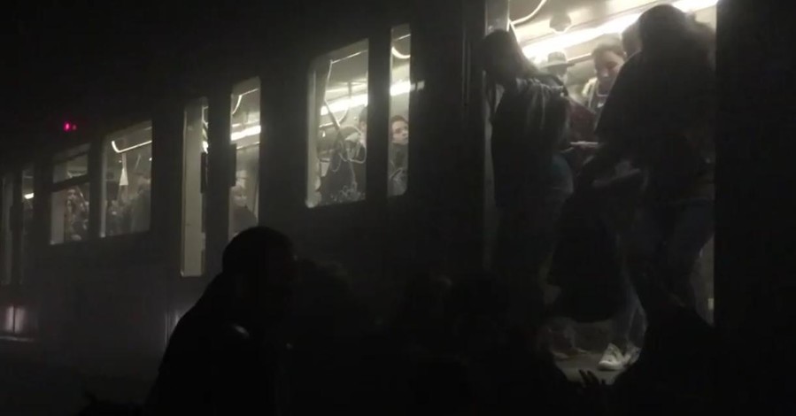 Видео эвакуации людей из поезда метро сразу после взрыва 