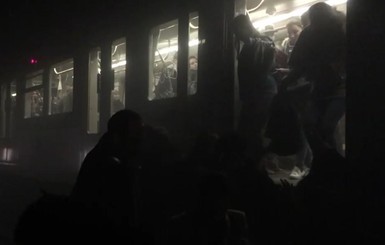 Видео эвакуации людей из поезда метро сразу после взрыва 