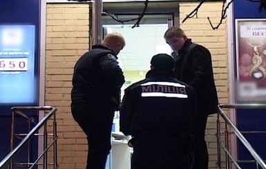 В Киеве трое вооруженных мужчин обокрали ювелирный магазин