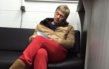  В сети появилось новое фото пресс-секретаря Путина в красных штанах и угги