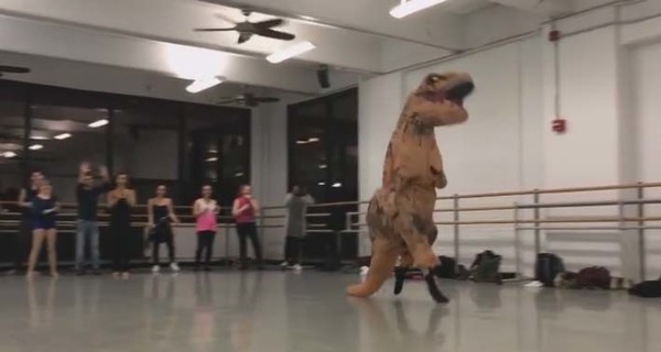 Звездой сети стал танцующий тираннозавр